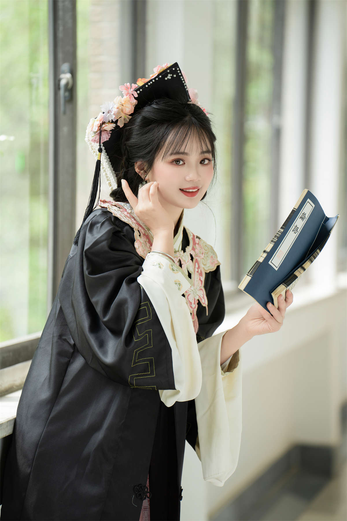 YITUYU艺图语 2024.06.24 更适合中国人的学士服 小欧O-日更街拍