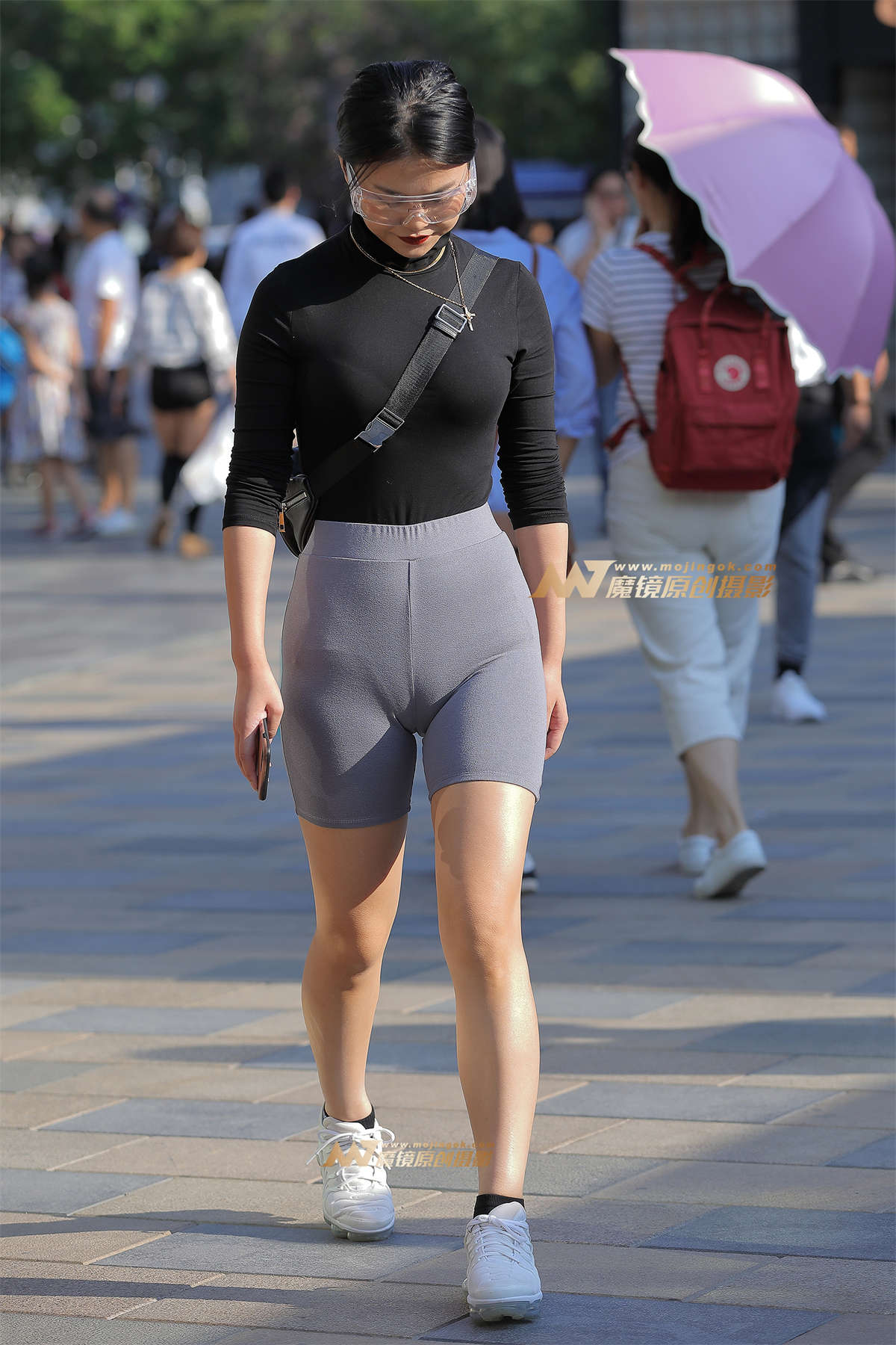 【视觉冲击赛帖】一身紧致装扮的美眉-日更街拍