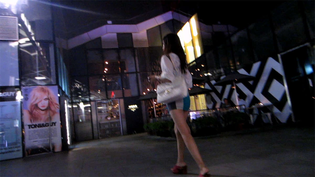 图片[2]-超短齐B裙美眉,小PP都快漏出来了-日更街拍