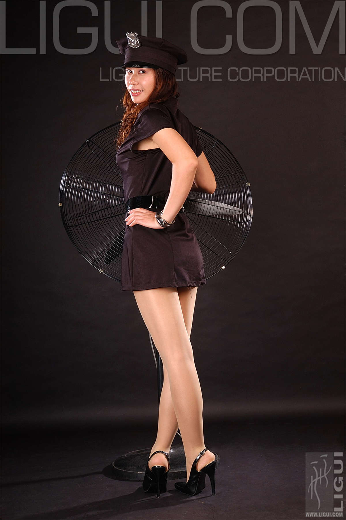 Ligui丽柜 2007-08-15 玲玲.美丽的女警-日更街拍