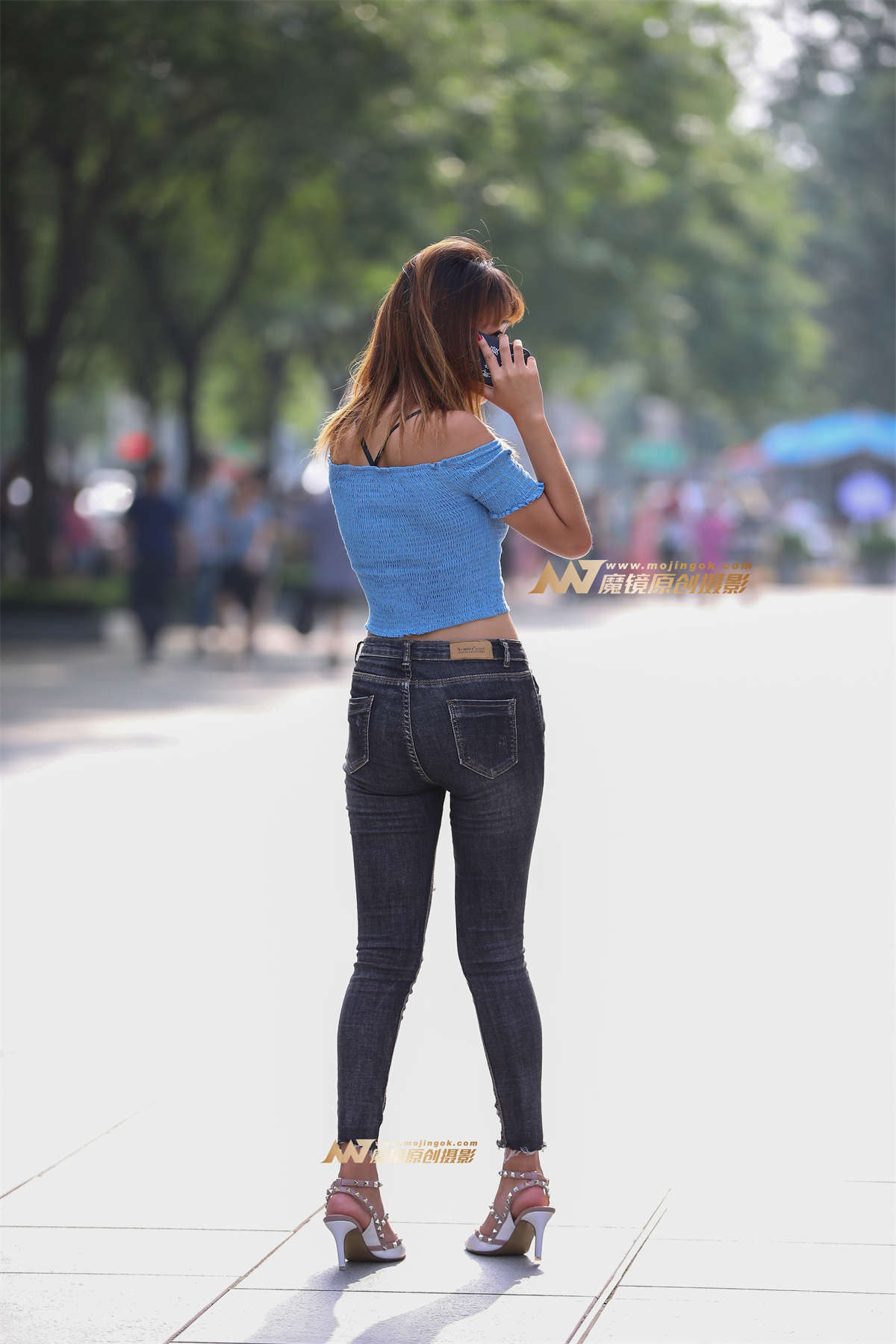图片[2]-【视觉冲击赛帖】逆光下的紧牛美眉-日更街拍