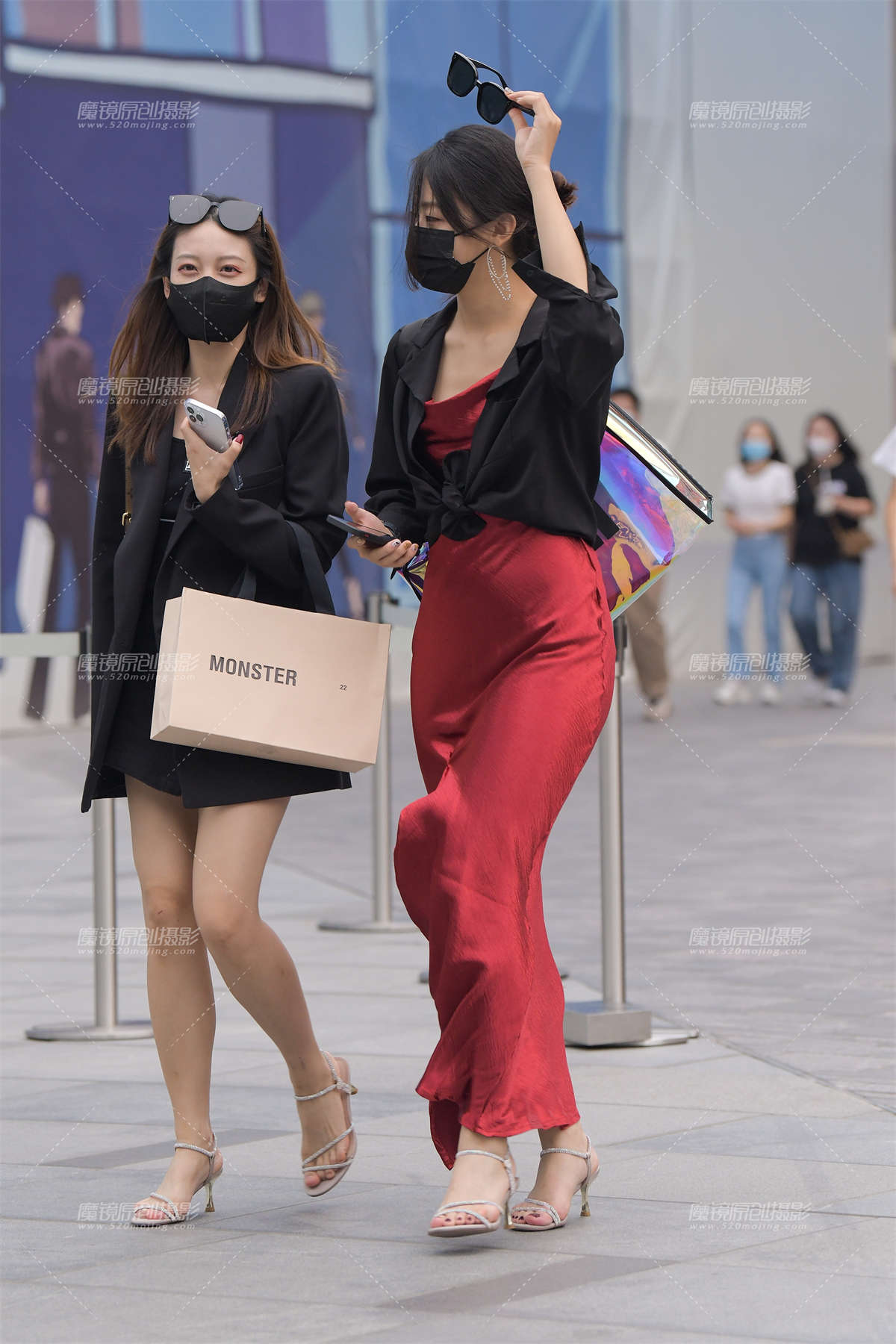 等车的红裙女子-日更街拍