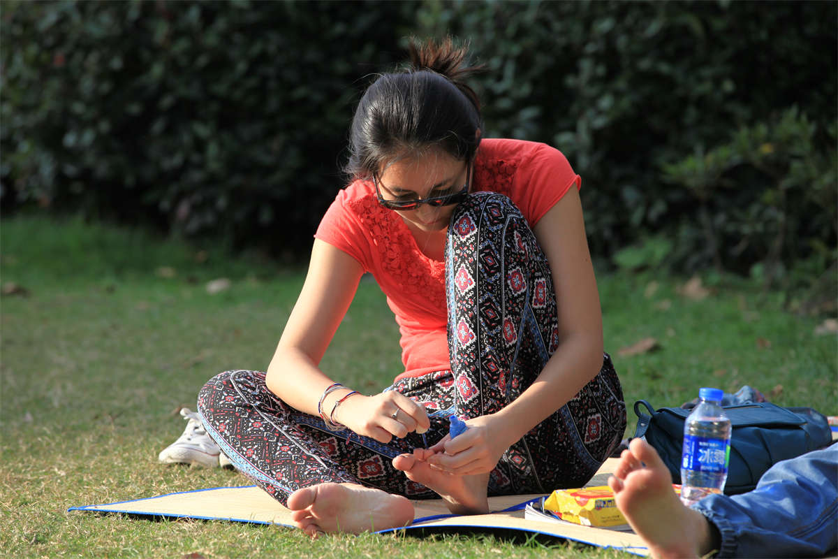 图片[2]-踏青公园街拍系列No.774 清秀女生，对着镜头把自己的漂亮脚趾一一上色 第1套-日更街拍