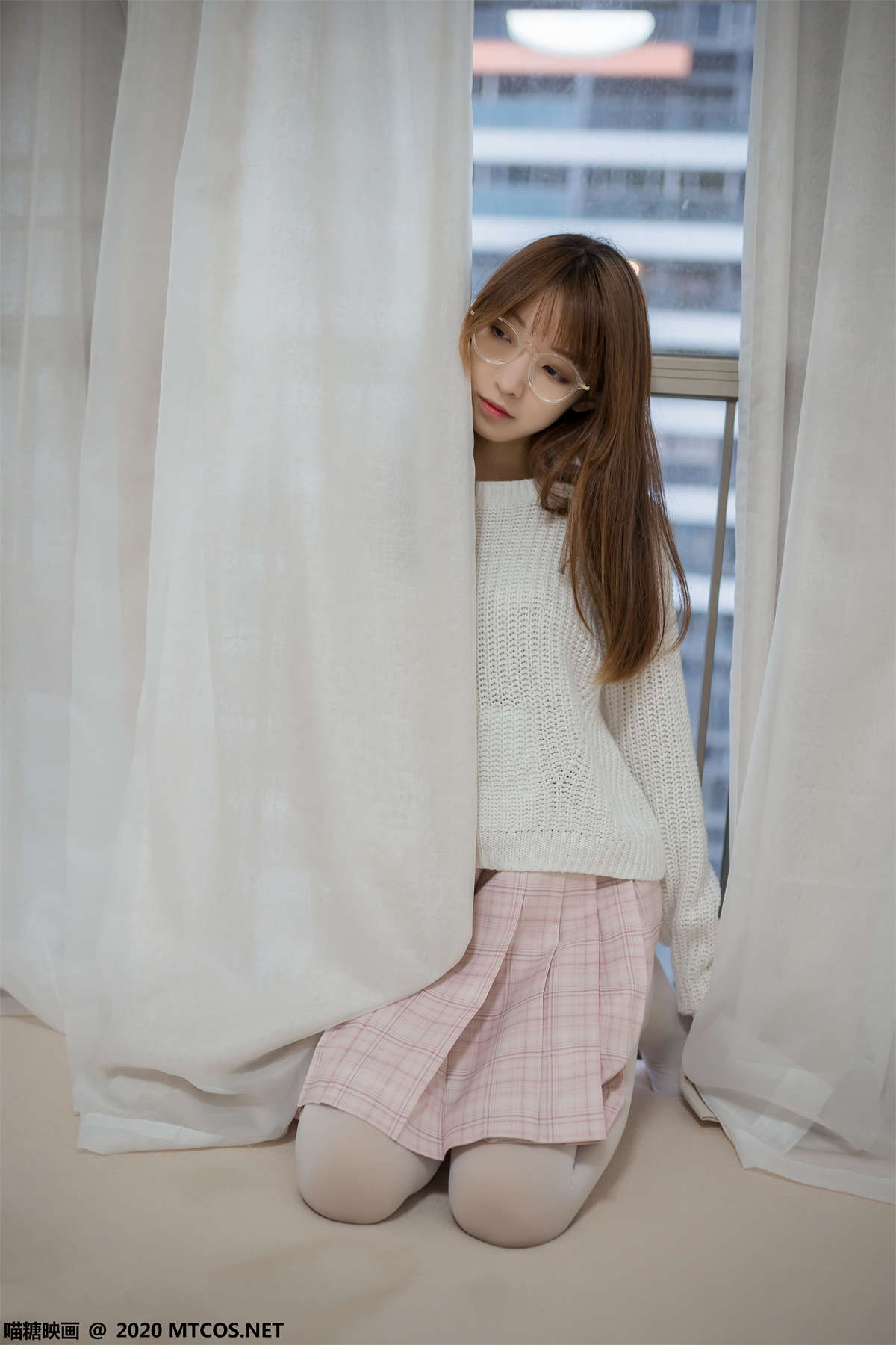 喵糖映画 VOL.077 粉格裙的眼睛娘-日更街拍