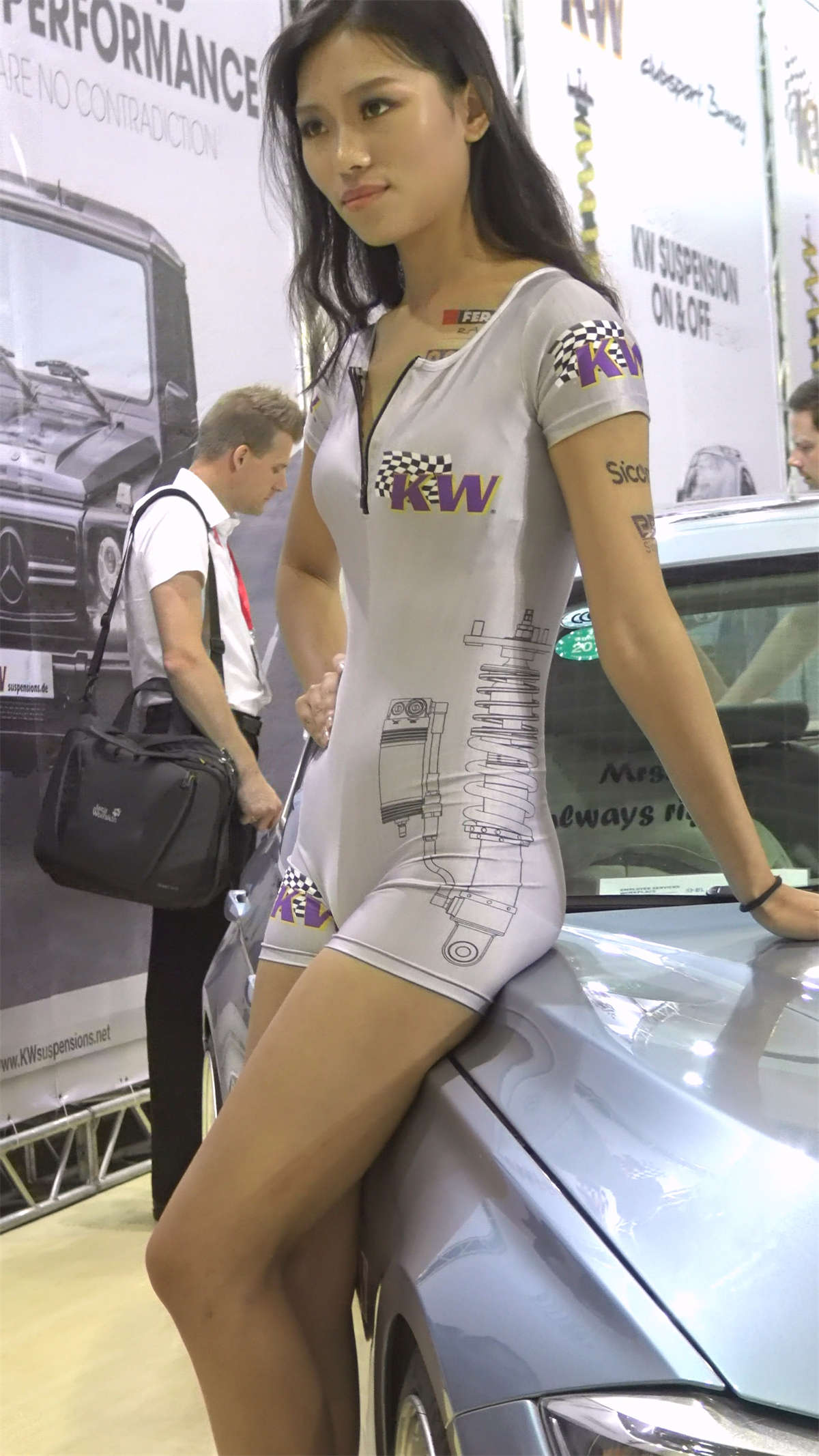 图片[2]-极品性感紧身衣美女车模-日更街拍