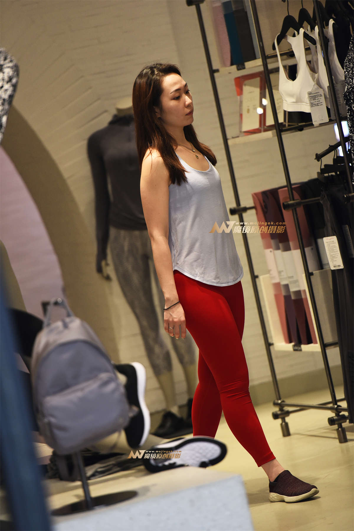 店里红裤妹妹-日更街拍