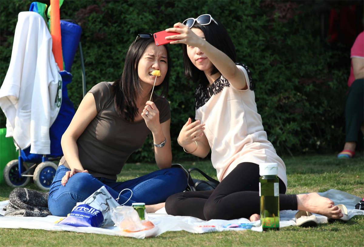 图片[2]-踏青公园街拍系列No.70 平时能看到如此这般颜值爆表的北京大妞足底？我不信-日更街拍