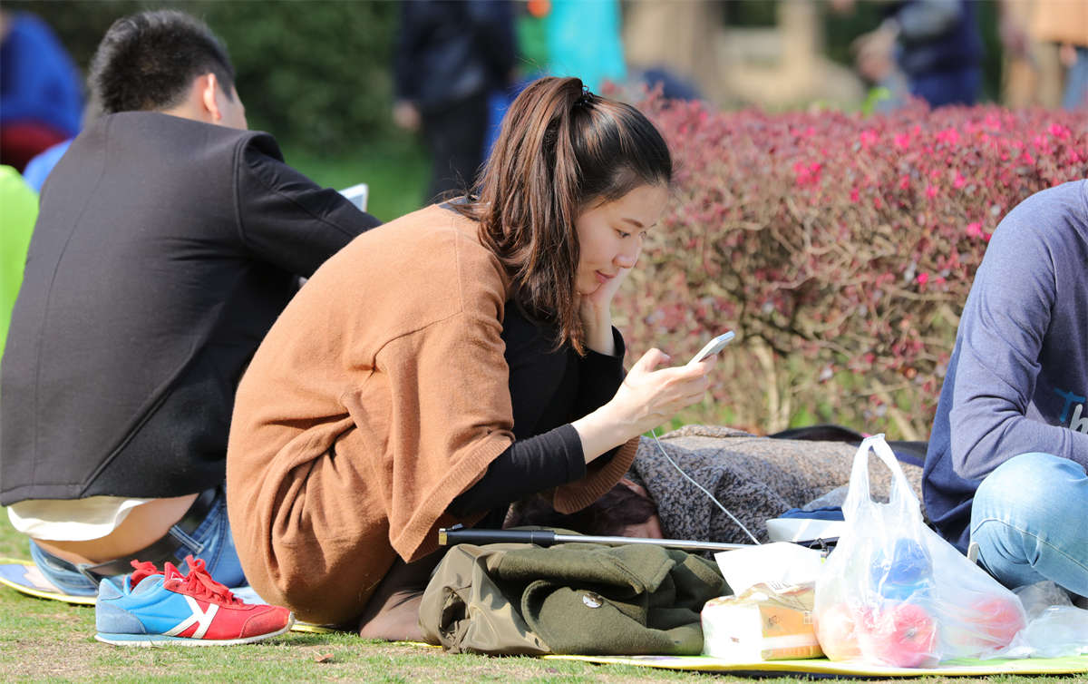 踏青公园街拍系列No.1002 好不容易出现的漂亮少妇黑丝，这姿势实在难下手-日更街拍