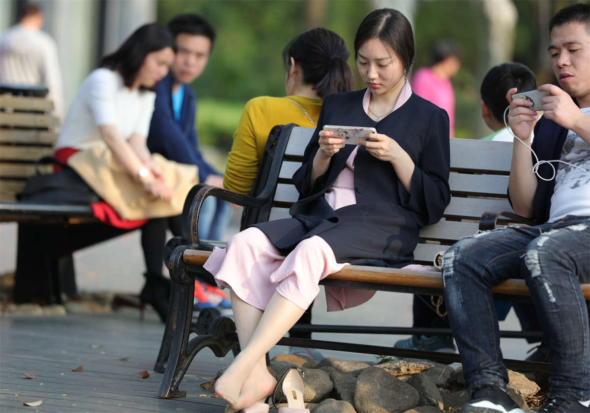 踏青公园街拍系列No.1706 甜美的小师妹肯定不知道脚下的超薄长丝已经抽丝了-日更街拍