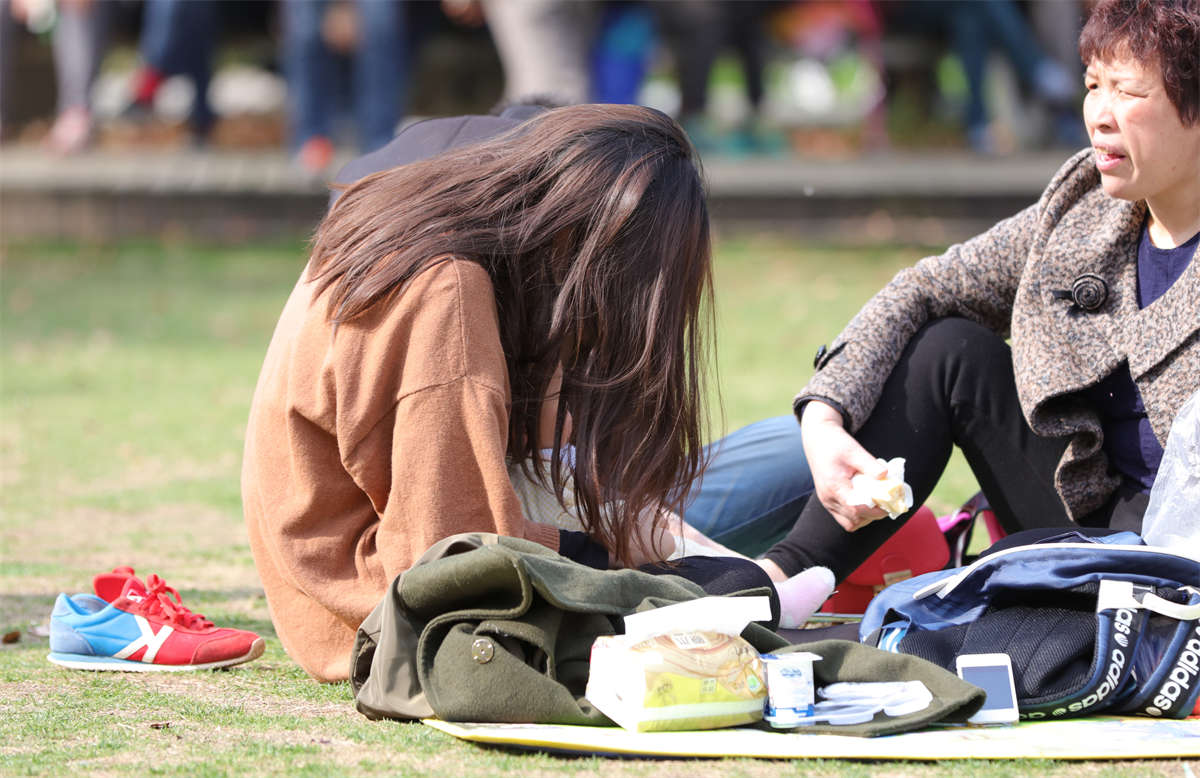 图片[2]-踏青公园街拍系列No.1002 好不容易出现的漂亮少妇黑丝，这姿势实在难下手-日更街拍