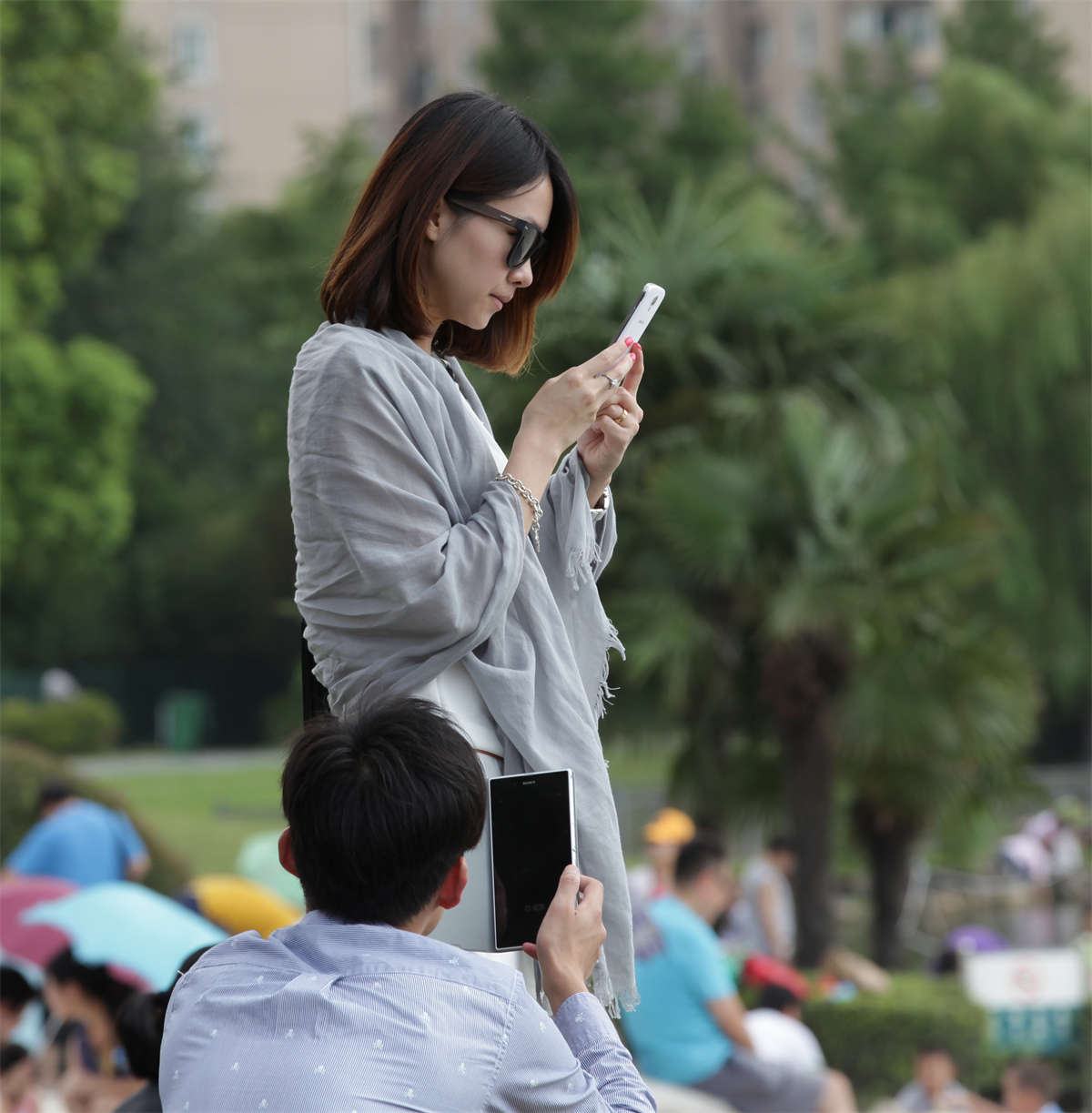 图片[2]-踏青公园街拍系列No.931 性感到极致的伴娘站足-日更街拍