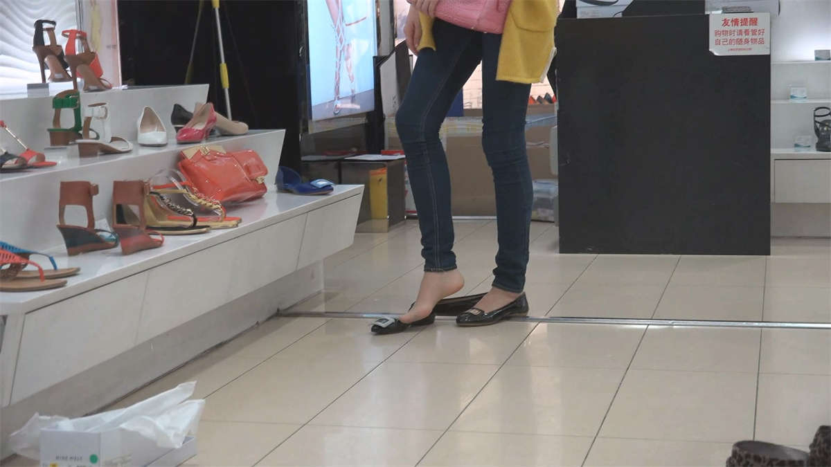 图片[2]-鞋柜穿短肉丝的美女-日更街拍