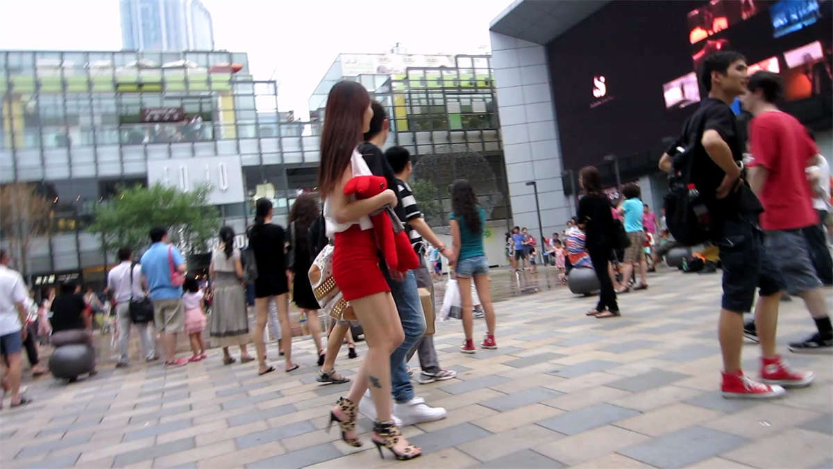 图片[2]-和男友一起逛街的青春靓丽红色包臀短裙美女-日更街拍