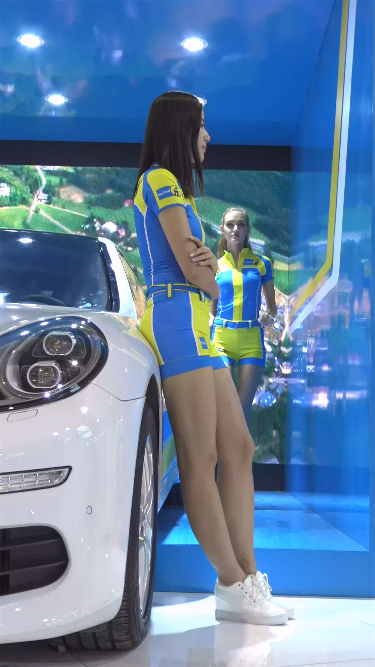 图片[2]-紧身衣性感美女车模-日更街拍