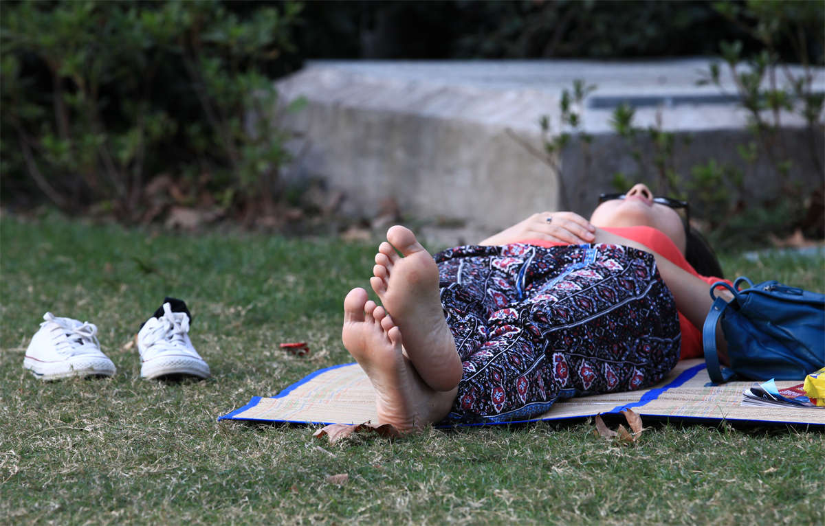 图片[2]-踏青公园街拍系列No.775 清秀女生，对着镜头把自己的漂亮脚趾一一上色 第2套-日更街拍