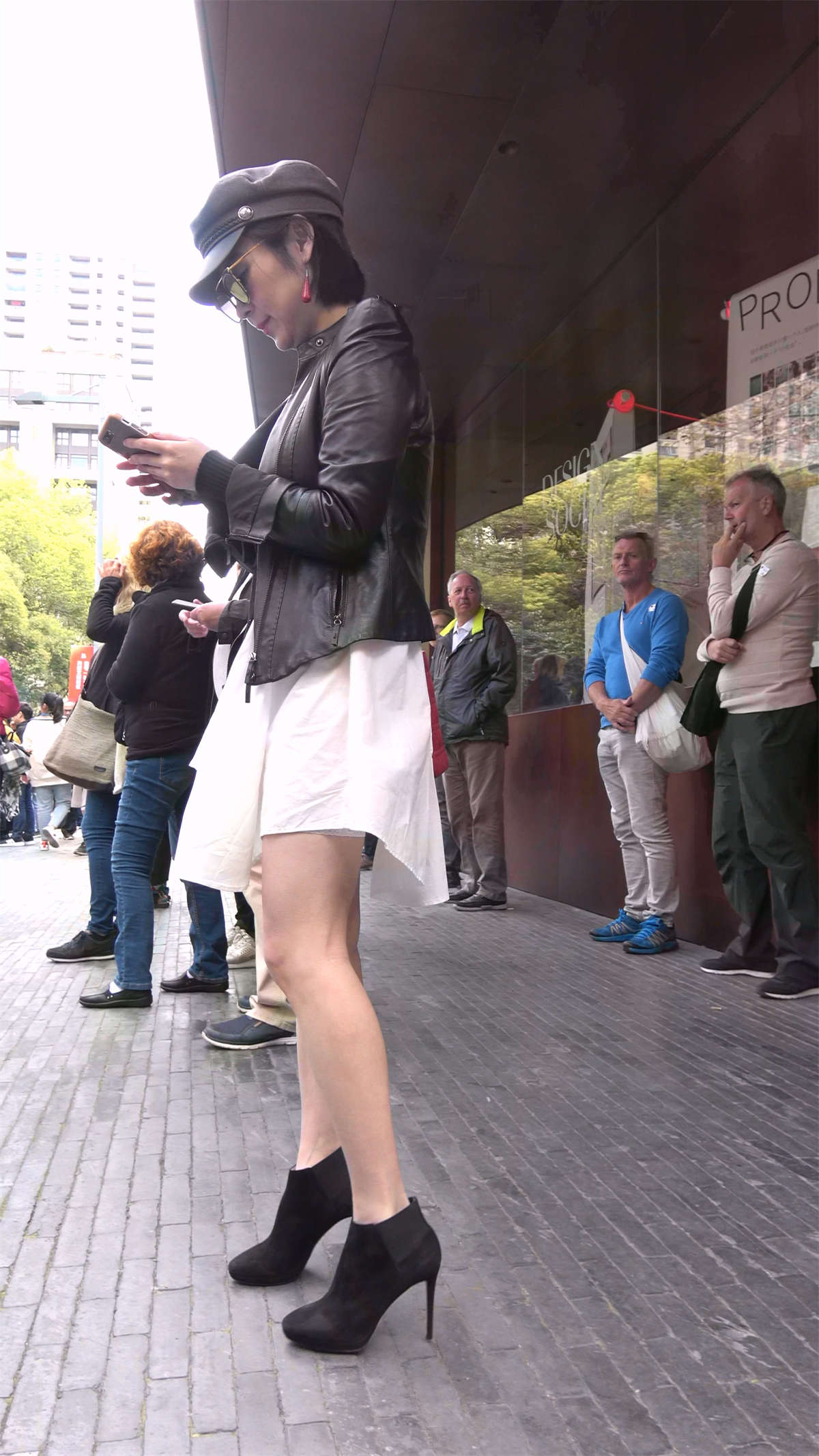 图片[2]-打扮时尚的短靴美腿美女-日更街拍