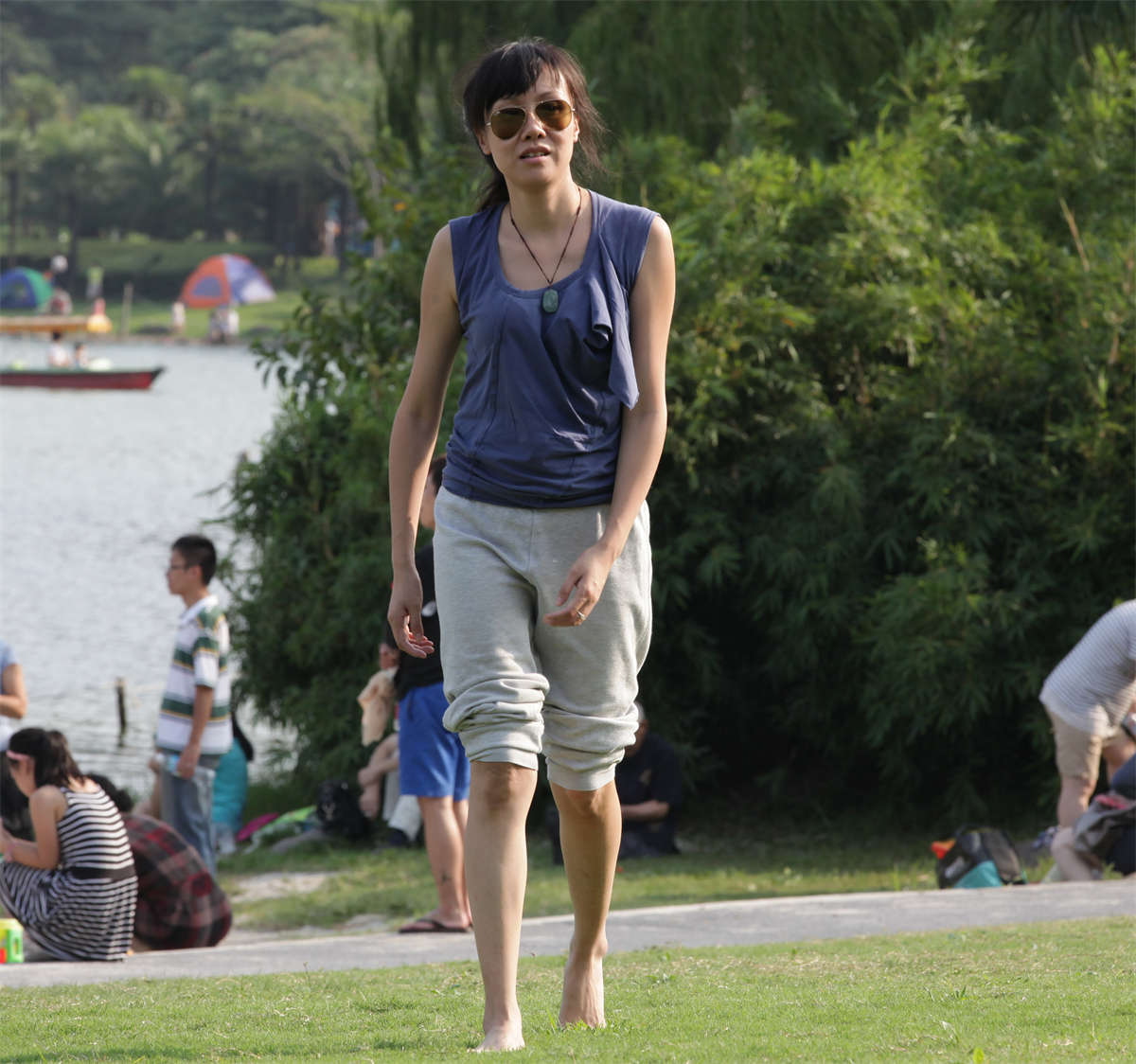 图片[2]-踏青公园街拍系列No.71 气质少妇从河边走出穿上白袜-日更街拍