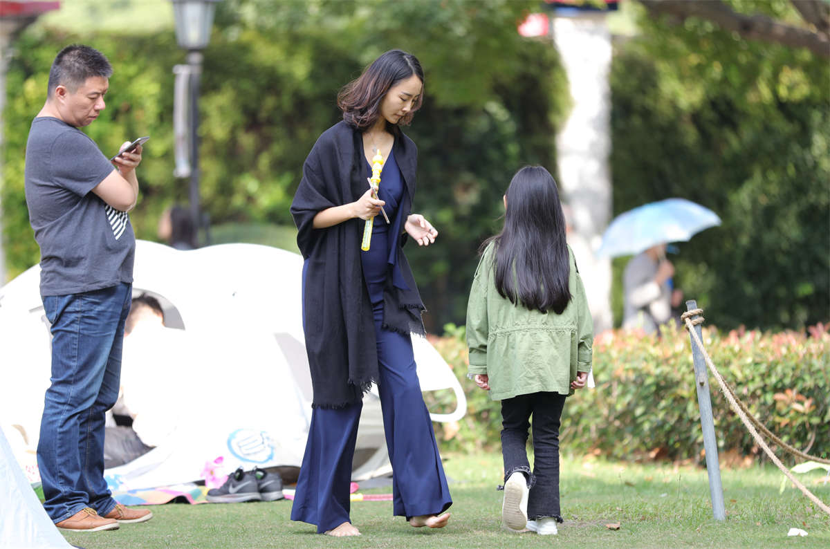 图片[2]-踏青公园街拍系列No.1707 真正的九头身美女脱了鞋，风姿绰约地教女儿如何走台-日更街拍