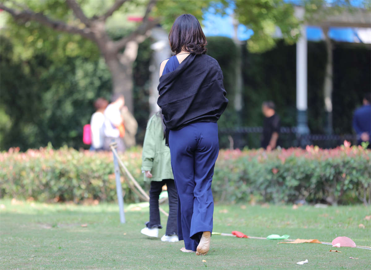 踏青公园街拍系列No.1707 真正的九头身美女脱了鞋，风姿绰约地教女儿如何走台-日更街拍