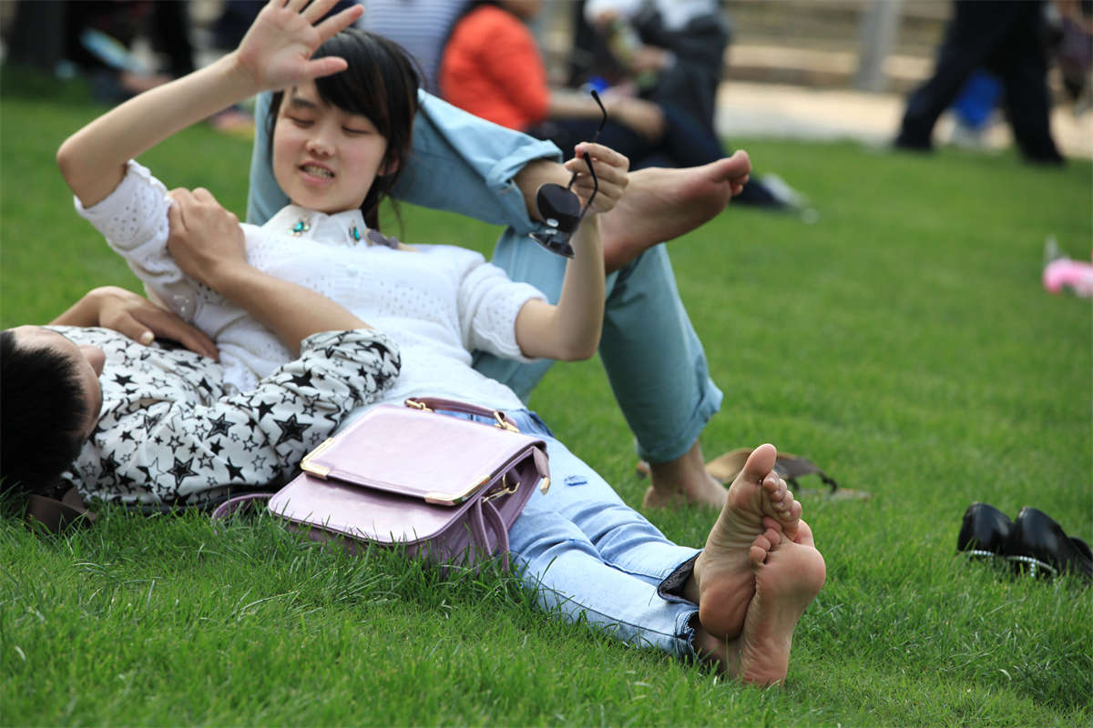 图片[2]-踏青公园街拍系列No.1003 妹子略输气质，好在愿意尽情露脚-日更街拍