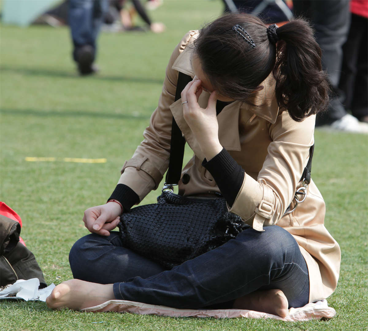 图片[2]-踏青公园街拍系列No.932 春暖花开，丝足井喷序曲——独坐草地和快速穿丝-日更街拍