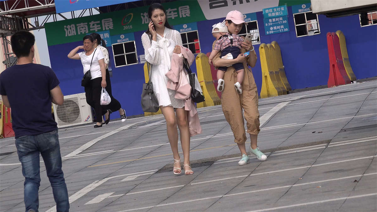 公交站台等车的美足靓妹插图1