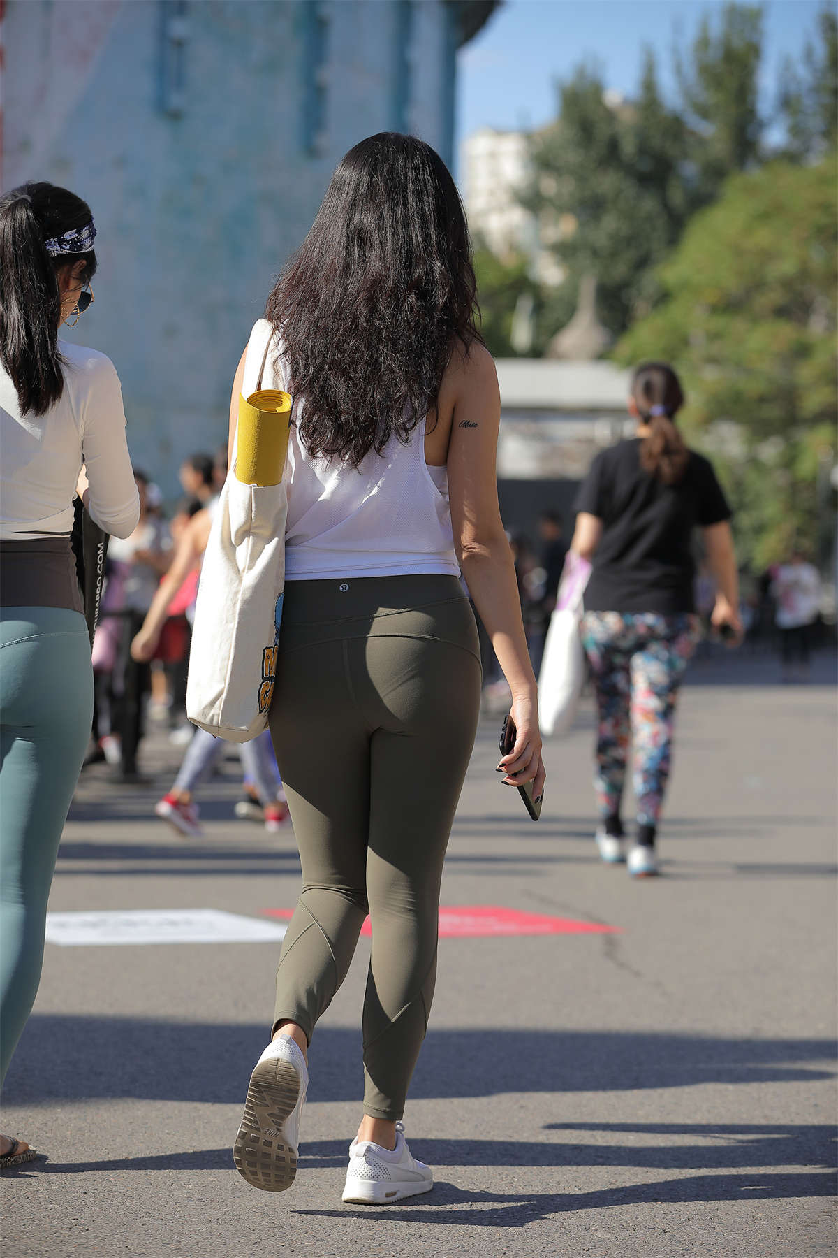 图片[2]-军绿色瑜伽裤美眉-日更街拍