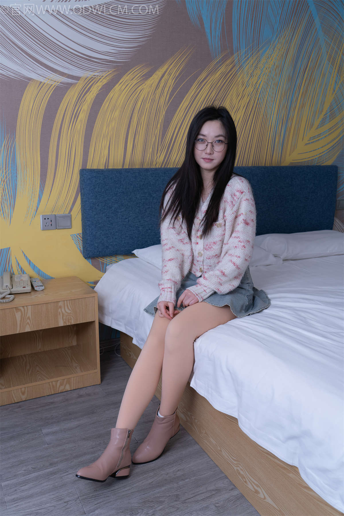 物恋传媒 NO.2262 川川-短靴、肉色踩脚裤、脏白棉袜、裸足（盲盒1）-日更街拍