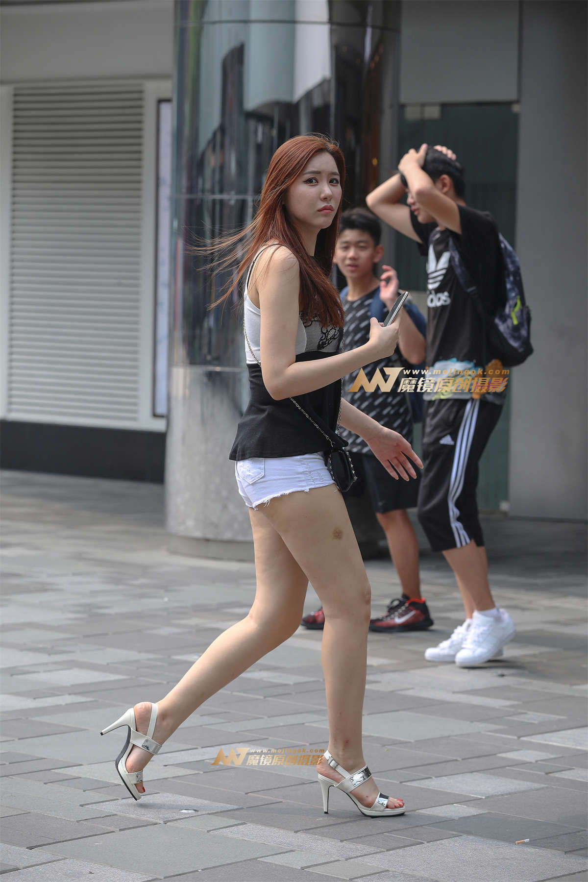 【视觉冲击赛贴】白热裤，大长腿高跟美女-日更街拍