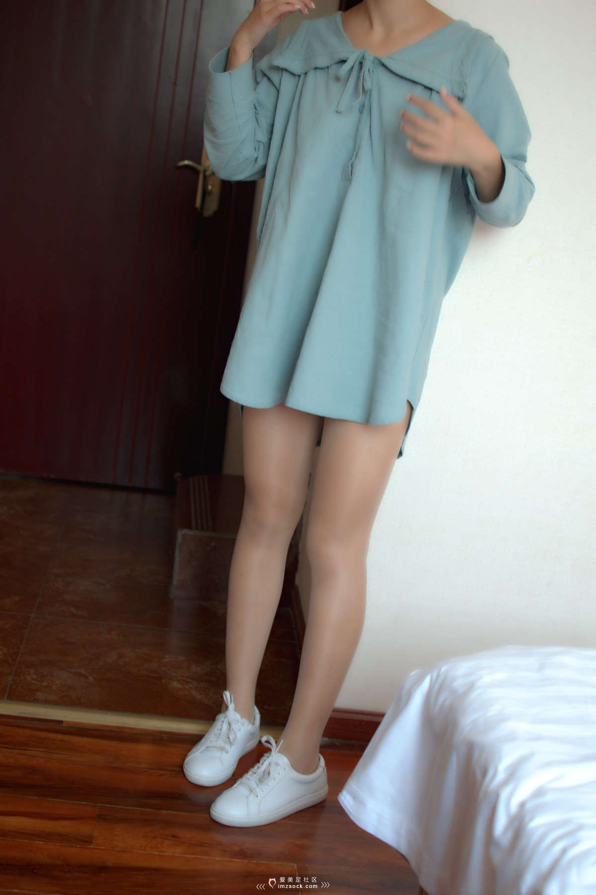 图片[2]-MZSOCK-2018 No.124 笑笑 肉丝小白鞋-日更街拍