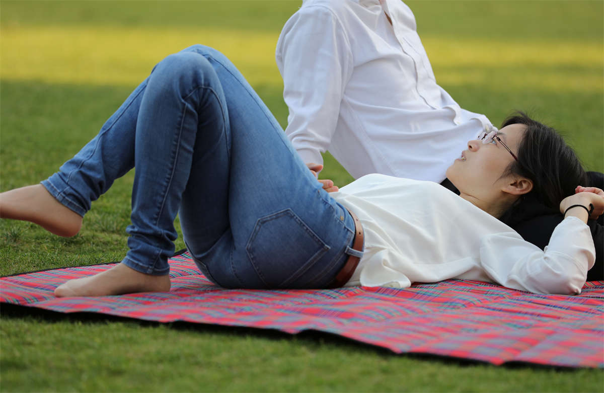 图片[2]-踏青公园街拍系列No.776 清秀少妇一个侧卧，把性感的足弓和完整的足底露出来-日更街拍