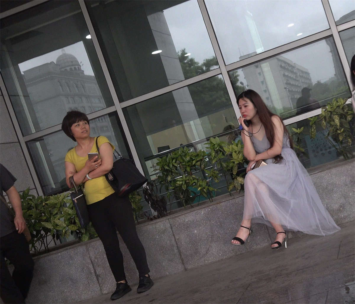 场馆外等人的美女插图1