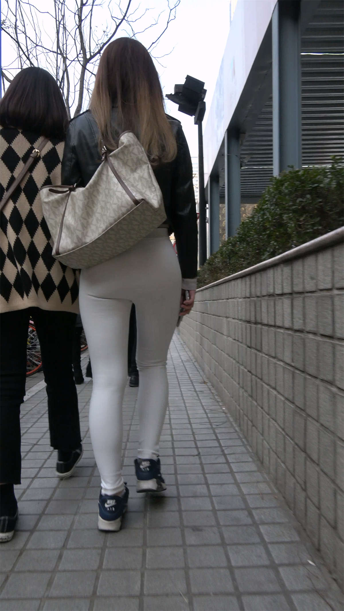 极品紧身白裤丰腴美臀性感美女-日更街拍