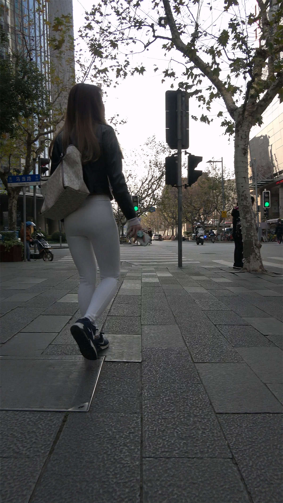 图片[2]-极品紧身白裤丰腴美臀性感美女-日更街拍