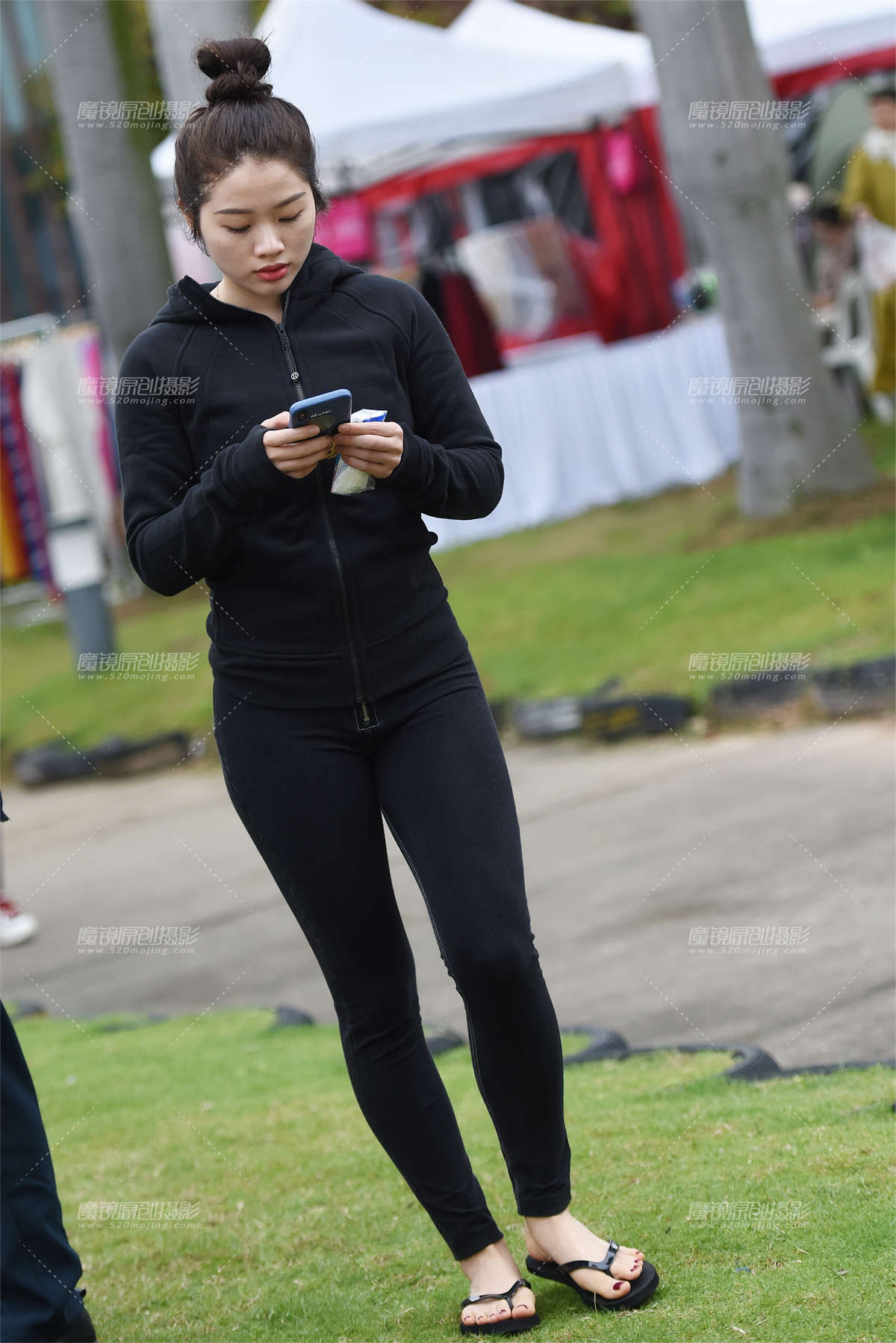 【咔喳赛帖】这种裤子很适合她穿-日更街拍