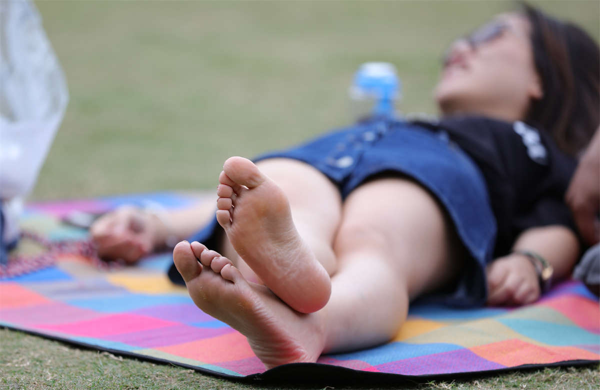 图片[2]-踏青公园街拍系列No.1004 姑娘平躺草地，完整的足底自然就奉献出来了-日更街拍