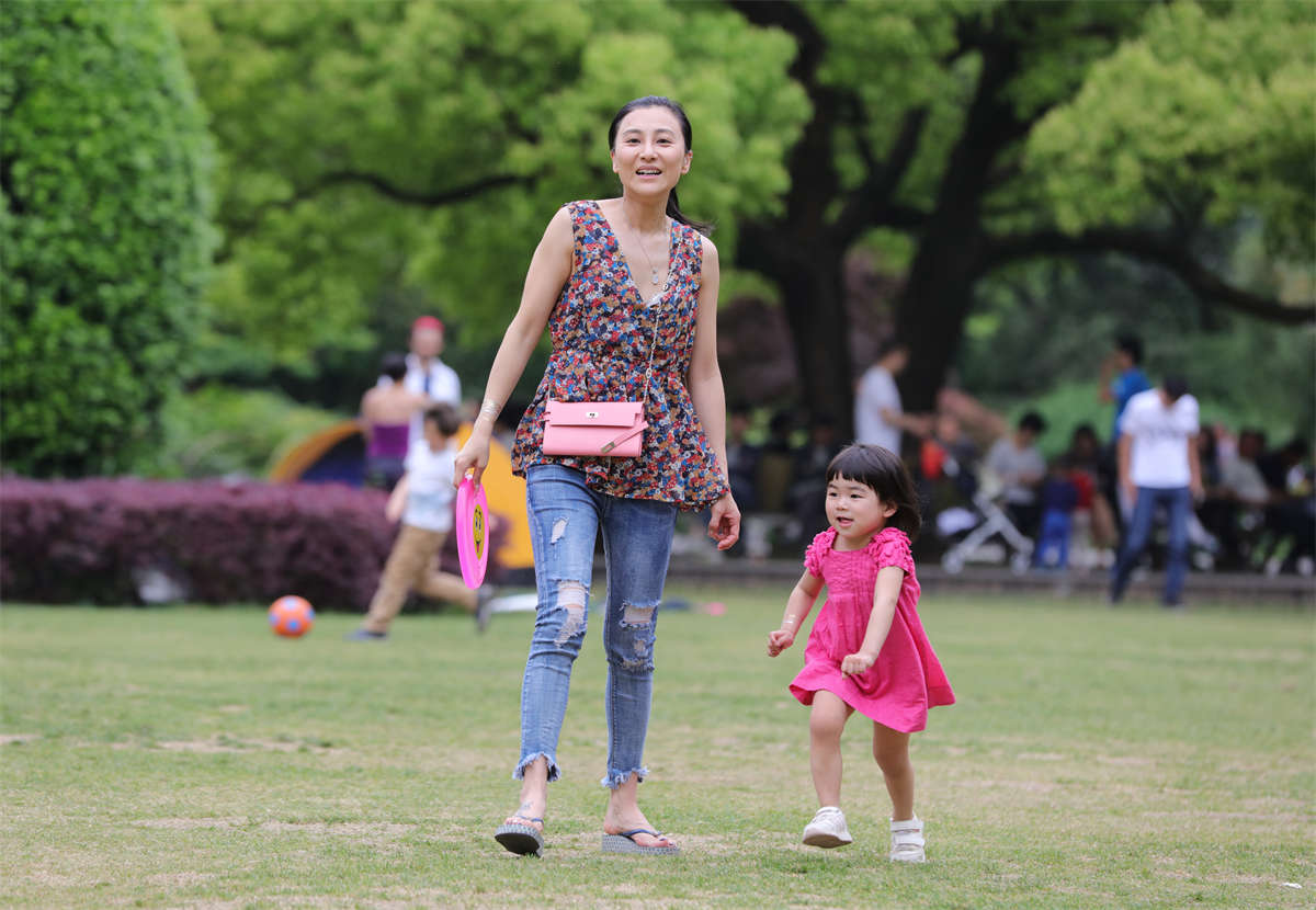 图片[2]-踏青公园街拍系列No.1708 艳趾雪足，通体幼滑，这双美脚怎么看怎么舒服-日更街拍