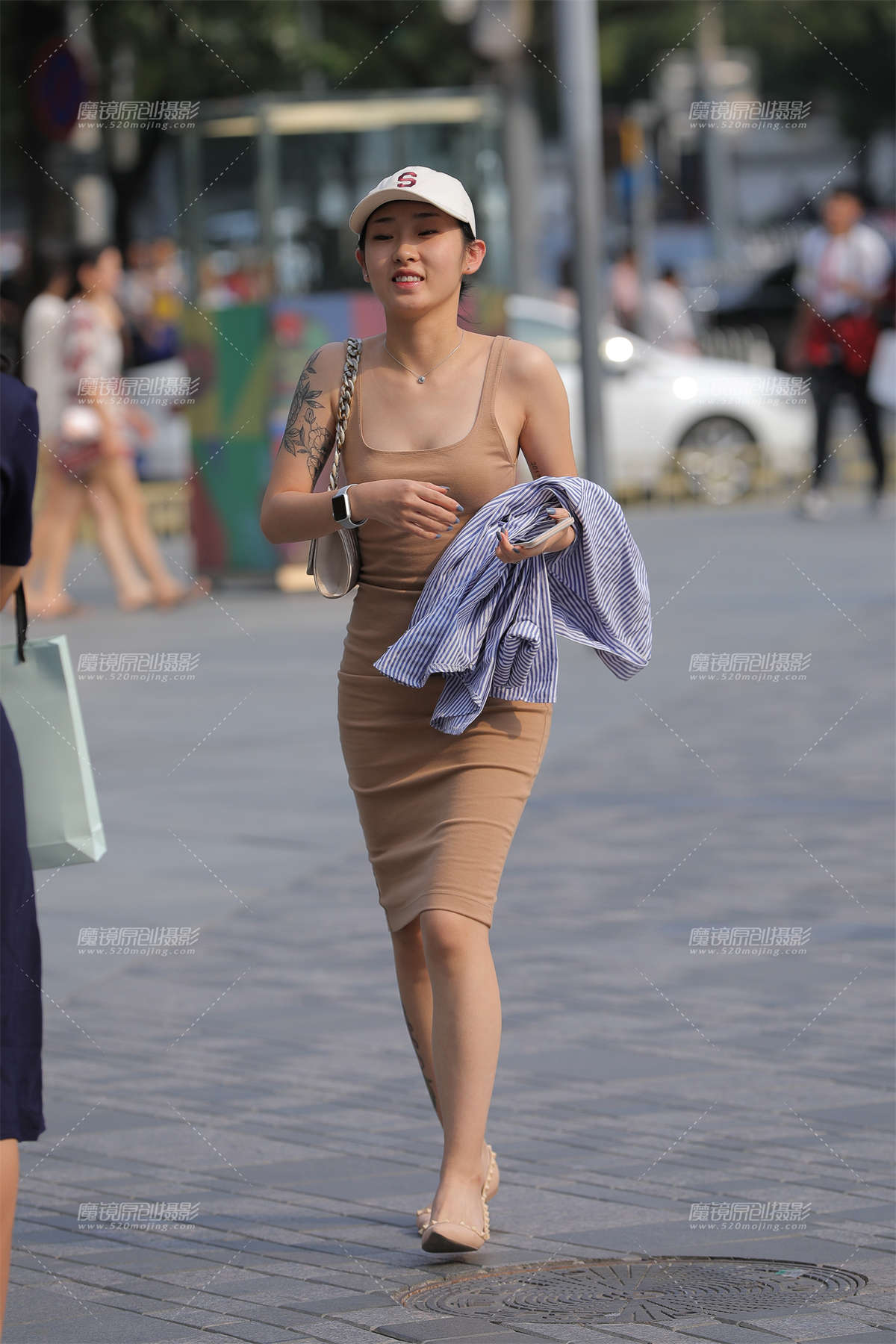 卡其色包臀裙小姐姐-日更街拍