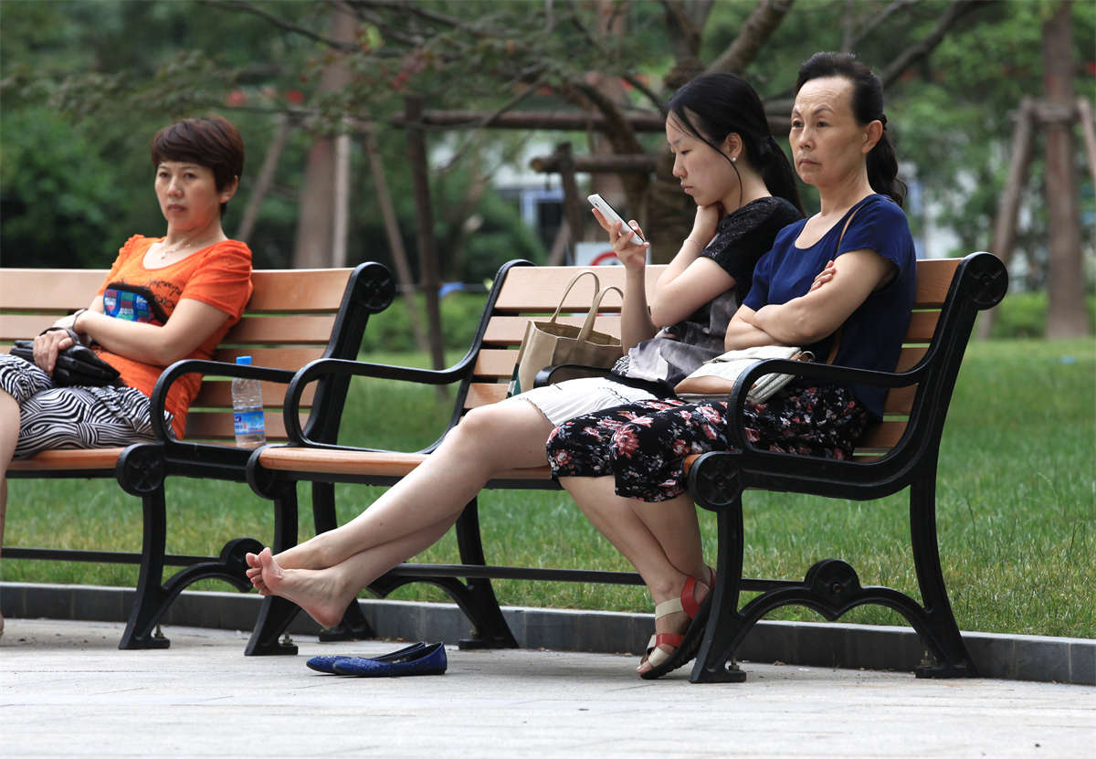 图片[2]-踏青公园街拍系列No.72 文静女孩脱鞋小憩，这双脚果断高分-日更街拍