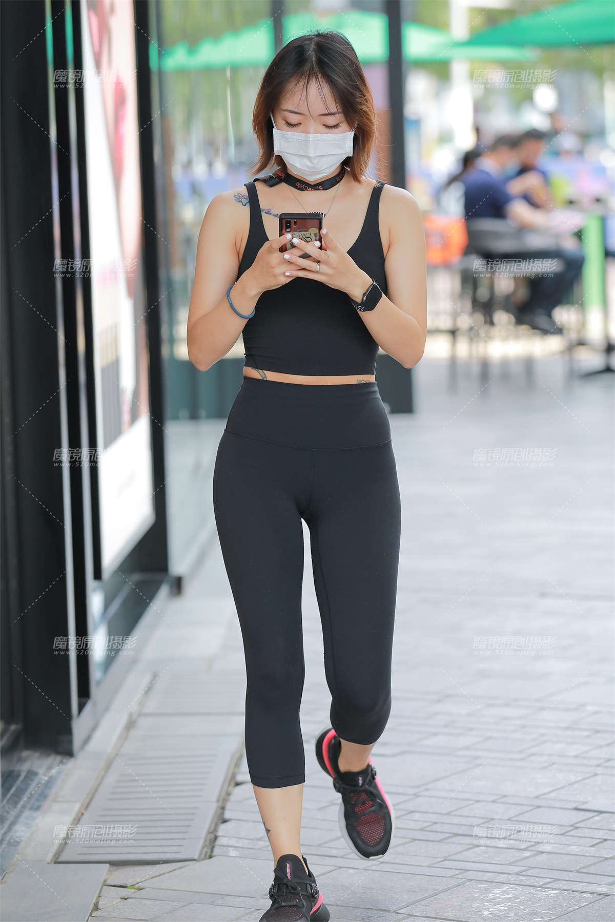 【玻璃街拍】黑色瑜伽裤小妹-日更街拍