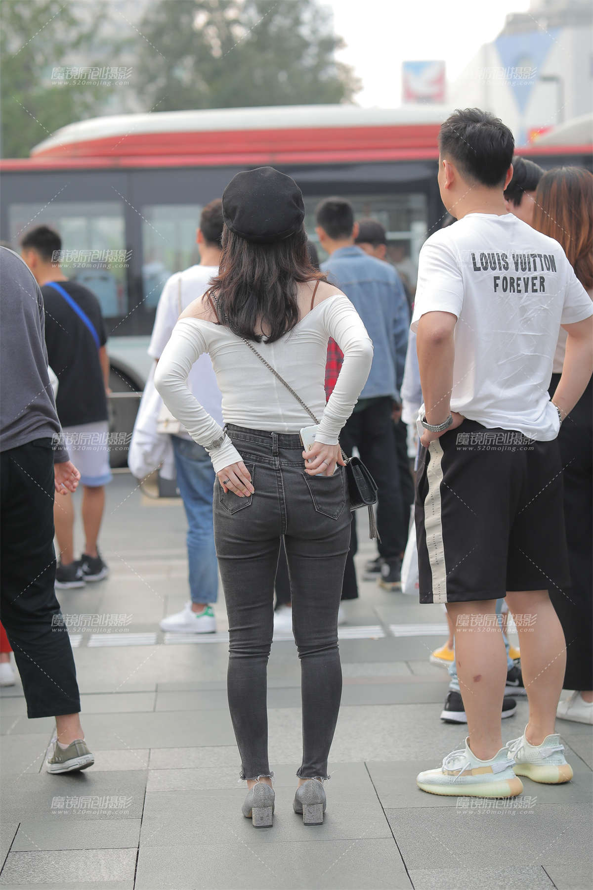 图片[2]-小丰满的身材穿牛仔裤更好看-日更街拍