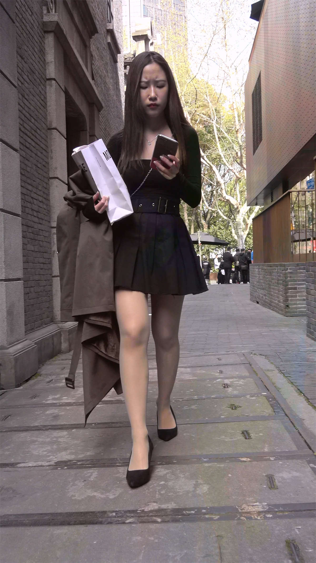 黑色短裙丝袜高跟美女-日更街拍