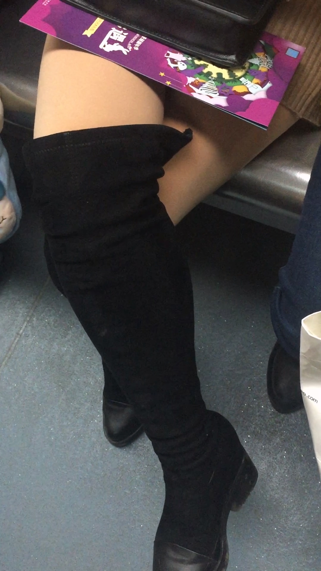 图片[2]-街拍肉丝靴子MM-日更街拍