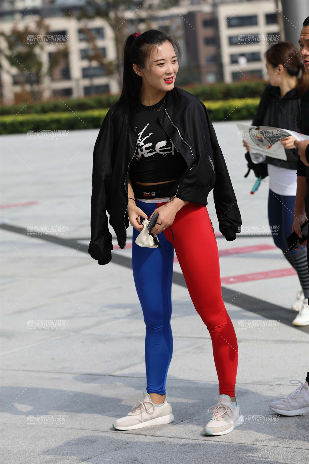 【欧阳赛贴】可以下压的紧身美女-日更街拍