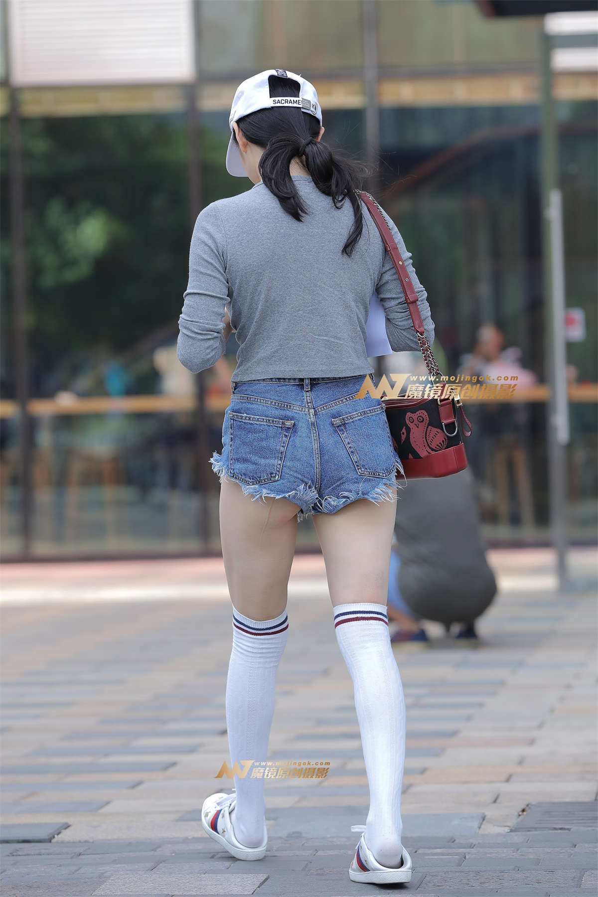 图片[2]-【视觉冲击赛贴】白皙的大白腿，热裤MM-日更街拍