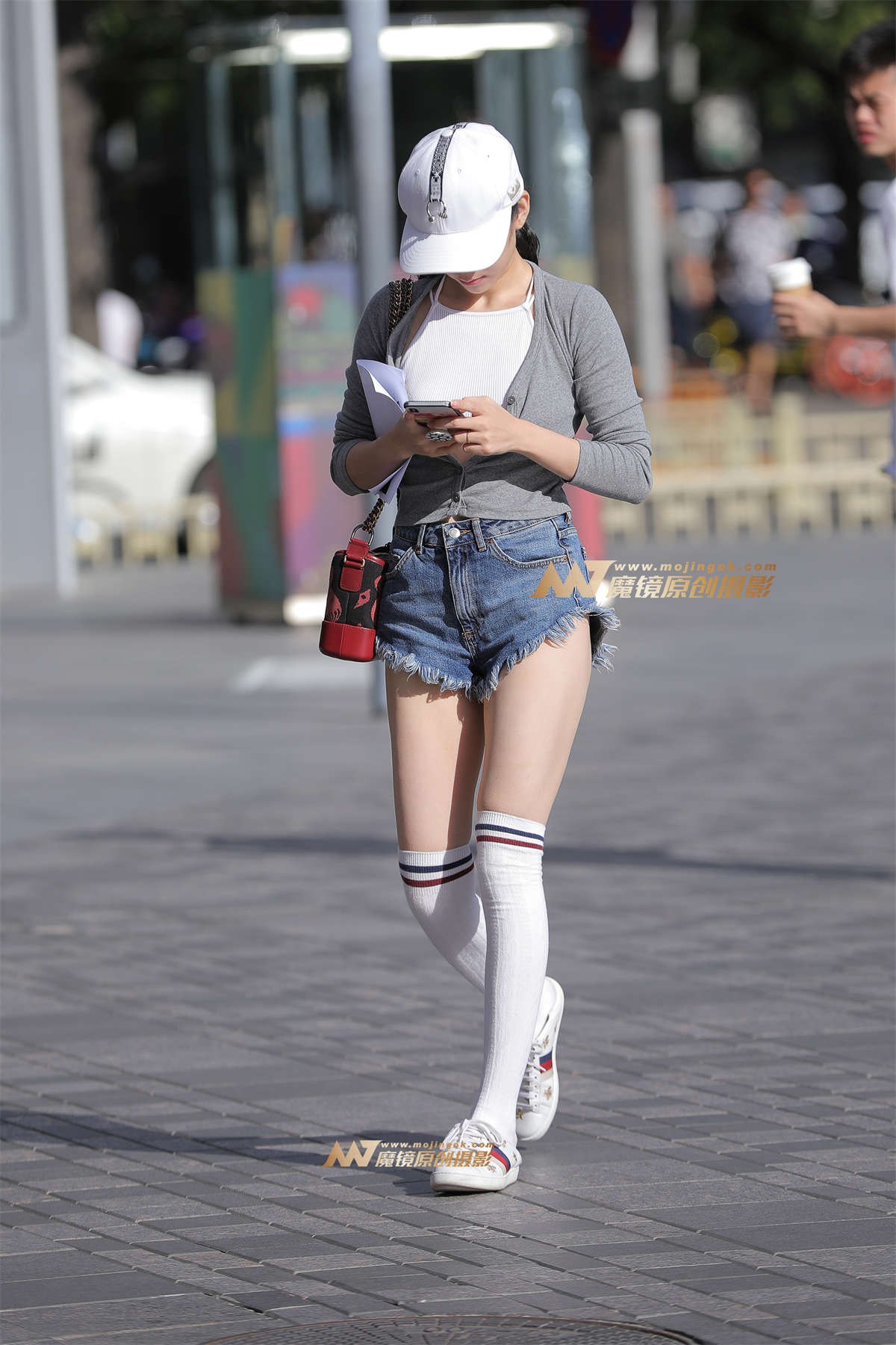 【视觉冲击赛贴】白皙的大白腿，热裤MM-日更街拍