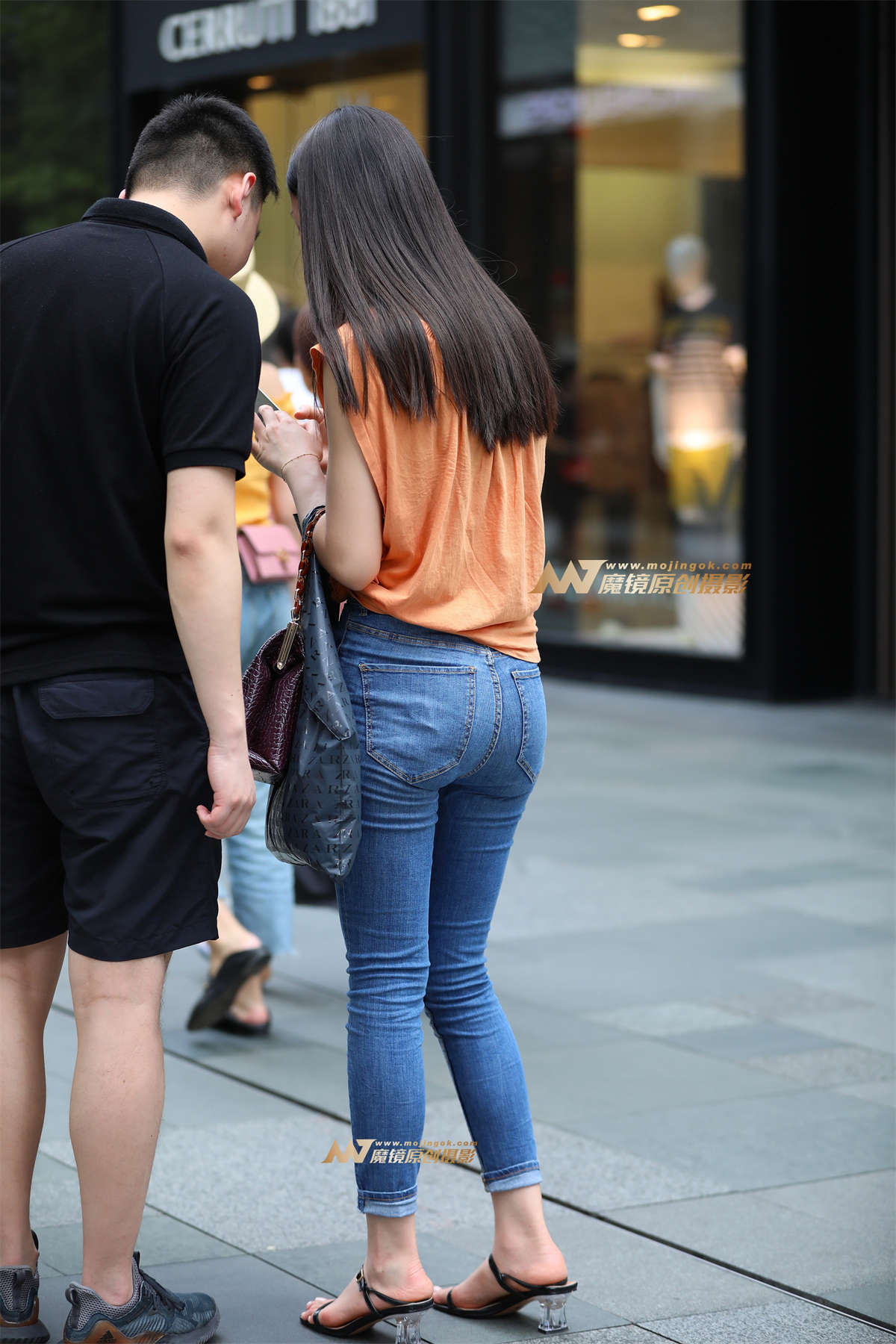 图片[2]-【视觉冲击赛帖】翘臀，紧牛 ，女友-日更街拍