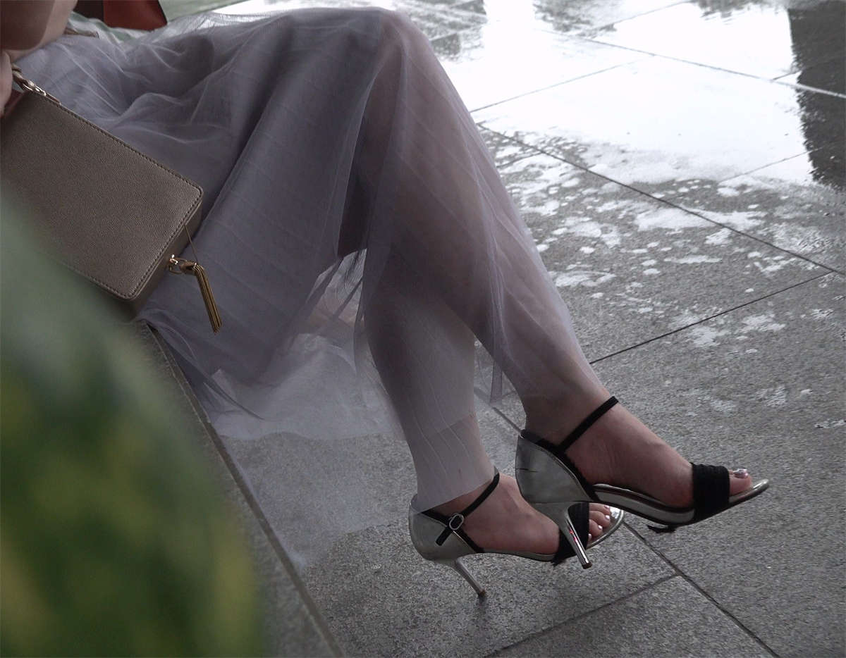 玩手机等人的美女插图1