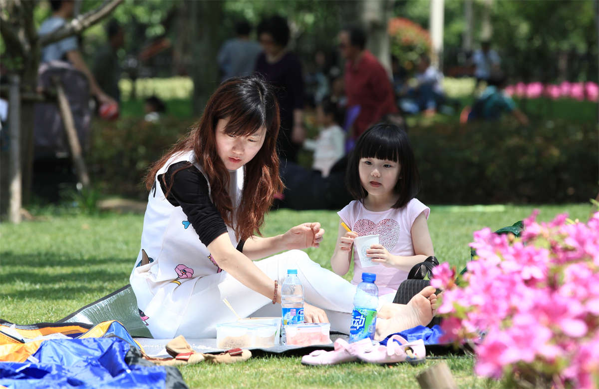 踏青公园街拍系列No.777 清秀少妇的一双骨感大白脚，通体幼滑光洁-日更街拍