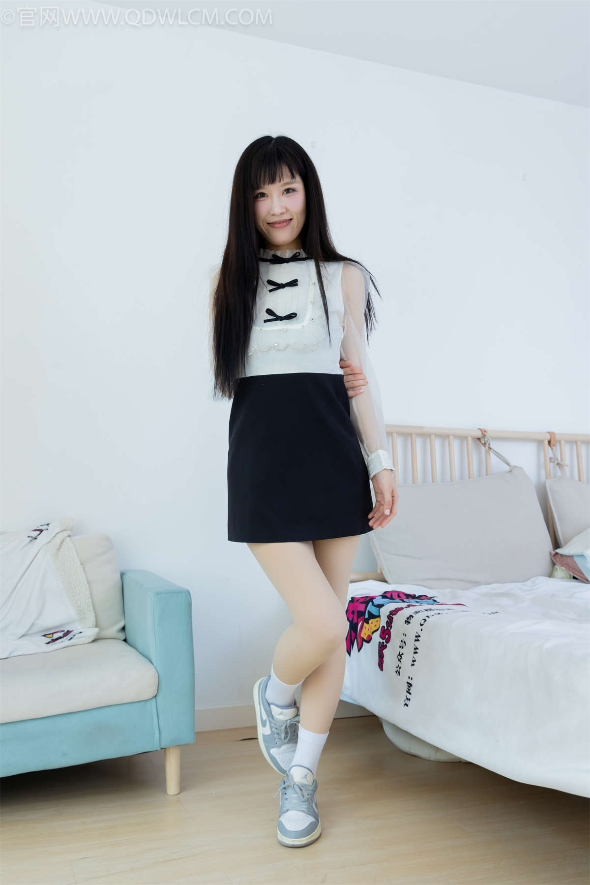 物恋传媒 NO.2264 布蕾-板鞋、白棉袜、厚肉丝（盲盒3）-日更街拍